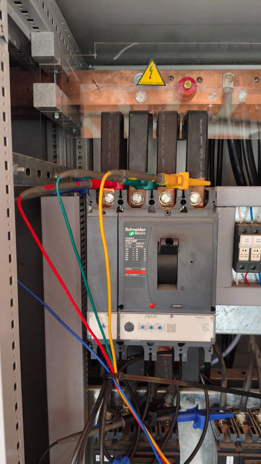 Caja con controles